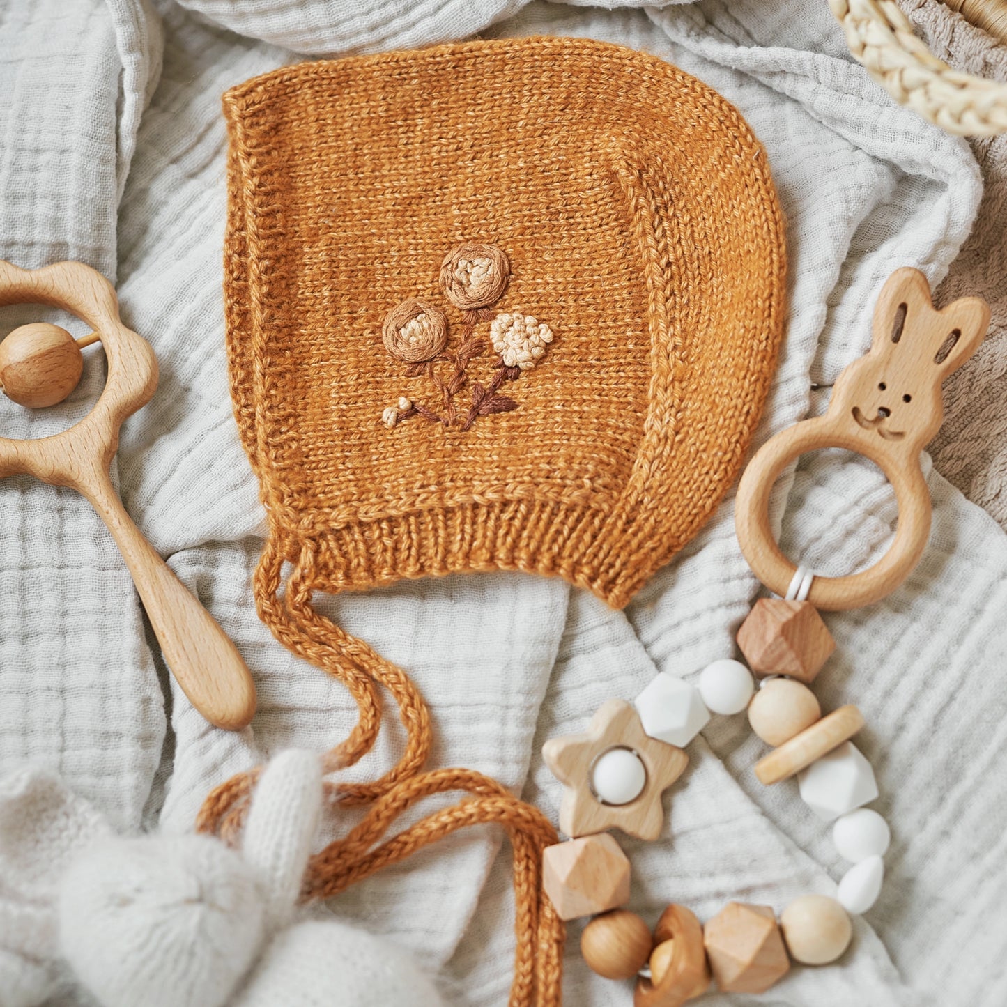 Bonnet fleuri pour bébé avec anneau de dentition